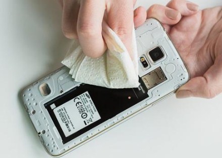 মোবাইল ফোনে যদি পানি ঢুকে যায়