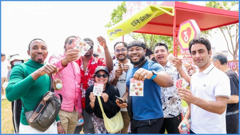 চীনে বর্ণাঢ্য ড্রাগন বোট