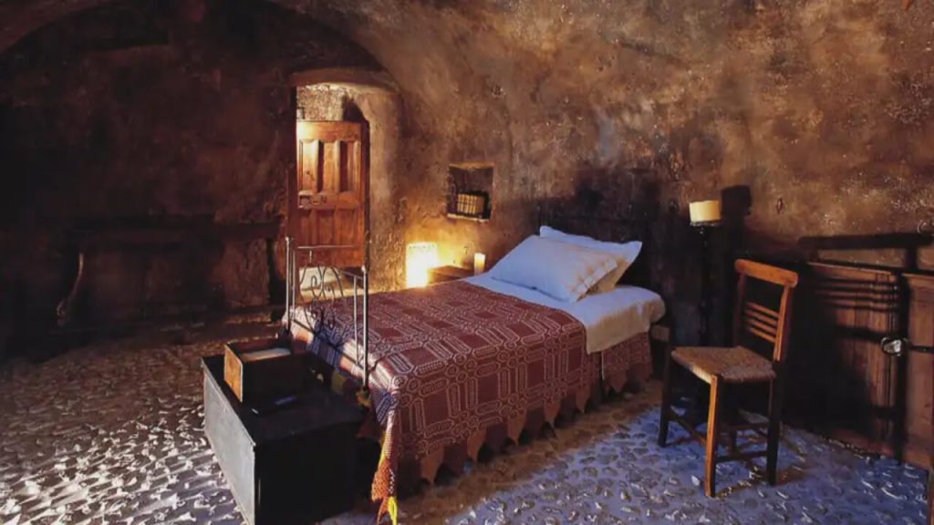 গুহা বাড়ি