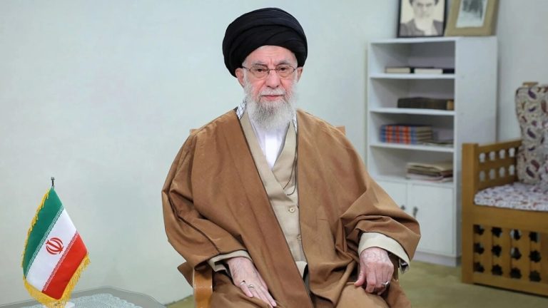 আত্মসমর্পণ করবে না ইরান : খামেনির স্পষ্ট বার্তা খামেনি