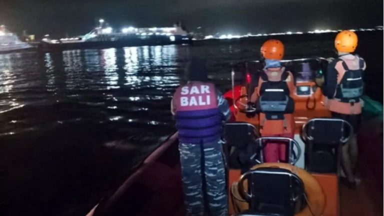 ইন্দোনেশিয়ায় যাত্রীবাহী ফেরি ডুবে নিহত ৪ : নিখাঁজ ৪৩ ইন্দোনেশিয়া ফেরি ডুবে