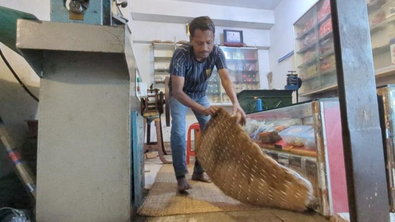 স্বর্ণের দোকানের ধুলোবালি বিক্রি করে আয় লাখ টাকা! স্বর্ণের দোকানের ধুলোবালি