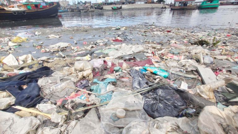 মানুষই তৈরি করছে জলবায়ু পরিবর্তনের দুঃসহ ভবিষ্যৎ The poor condition of the Karnaphuli River