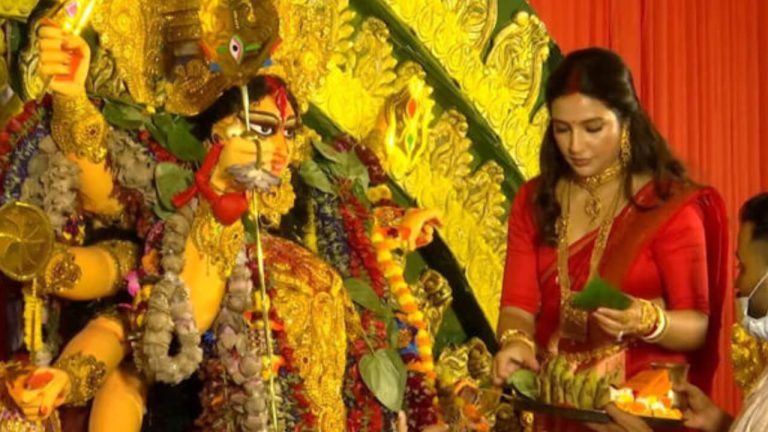 নজর কাড়লেন শুভশ্রী