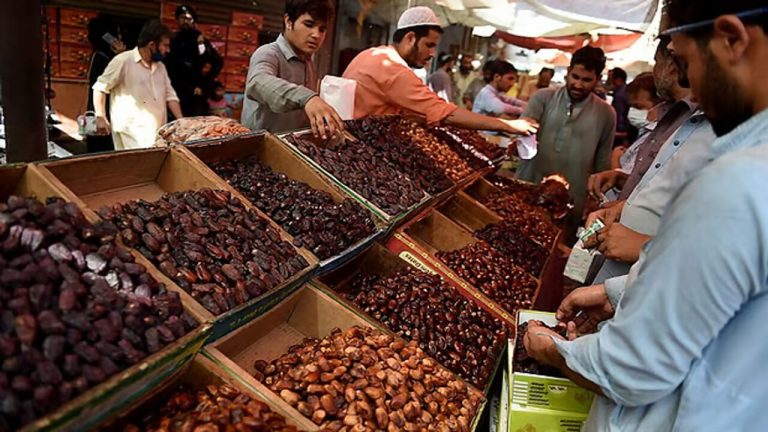 ইফতারে খেজুর : একটি পুষ্টিকর মরু-ফলের অবিশ্বাস্য গুণাগুণ ইফতারে খেজুর-একটি পুষ্টিকর মরু-ফলের অবিশ্বাস্য গুণাগুণ