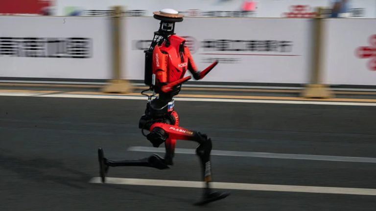 দৌড়ে মানুষের রেকর্ড ভাঙল চীনা রোবট