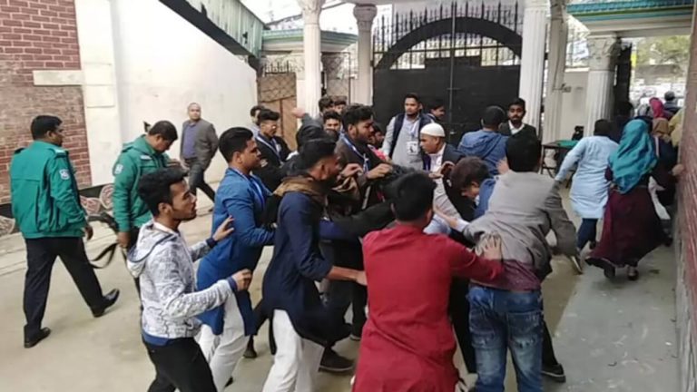 মানুষ কেন মারামারি দেখতে পছন্দ করে